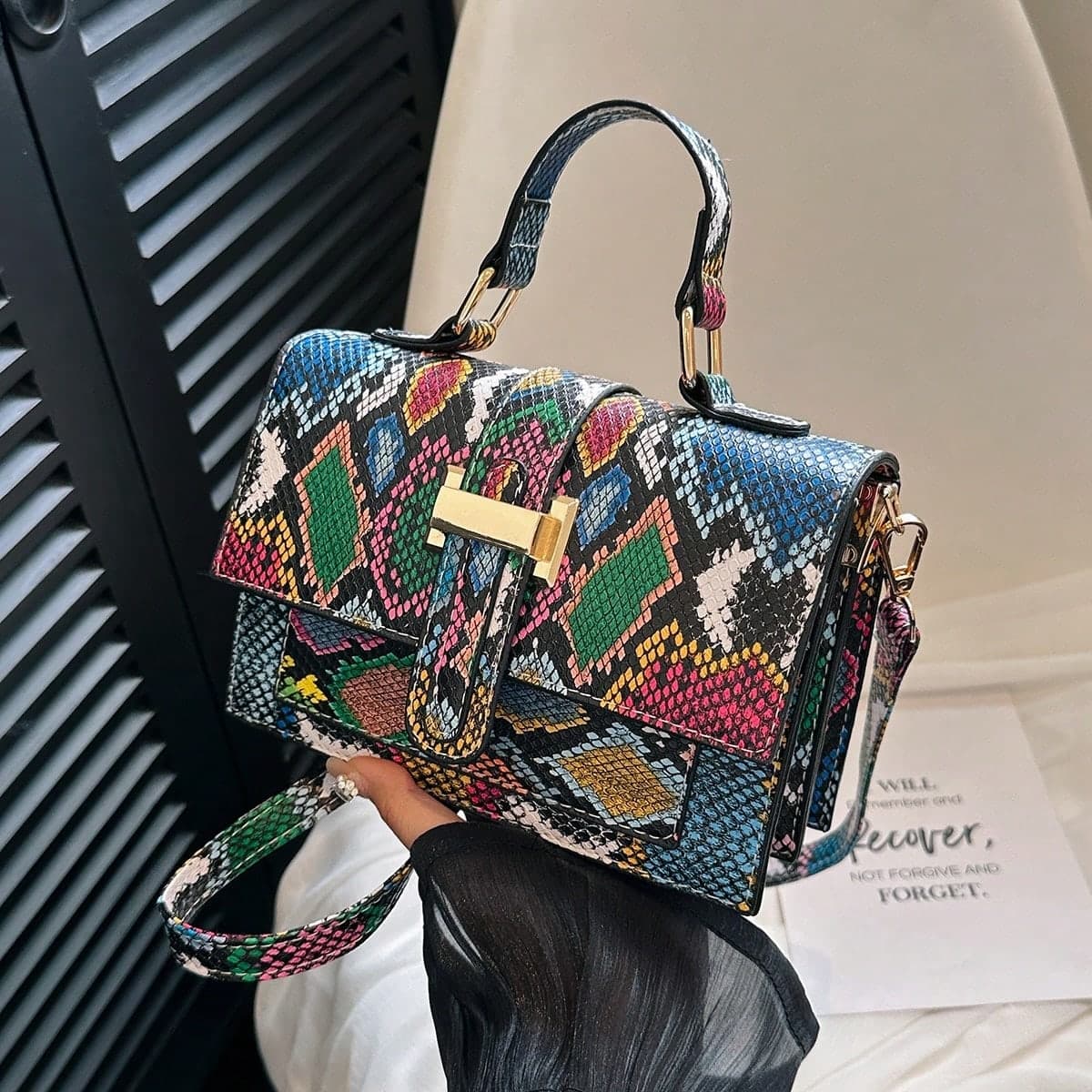 Sac carré petit et chic avec motif serpent brodé, à la mode pour le printemps. Sac polyvalent décontracté et léger pour l'épaule ou en